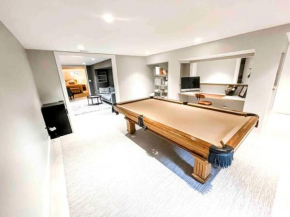 Modern Westport Studio with Pool Table & Lounge